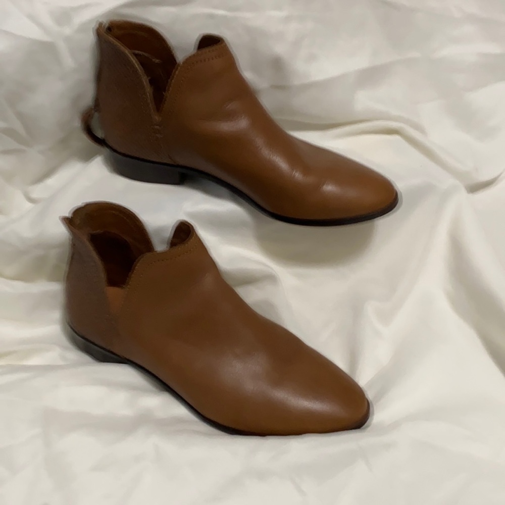 Kenneth Cole brown good shape